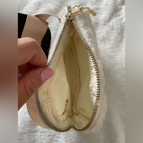 Apana Cozy White Sherpa Crossbody Bag NWT - Picture 6 of 7